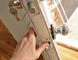 Golden Locksmith Services Staten Island, NY 347-982-0308 - 7-Lock-Changing